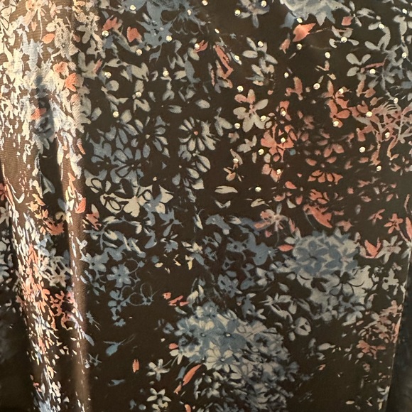 Very Pretty Flowing Blouse - Picture 6 of 6